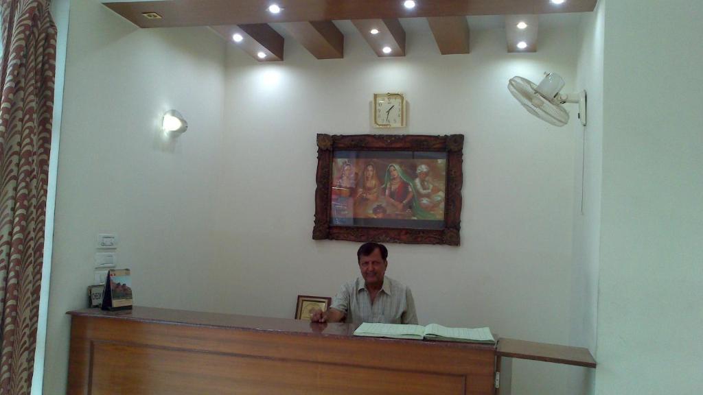 Hotel Tourist Rest House Agra Bagian luar foto